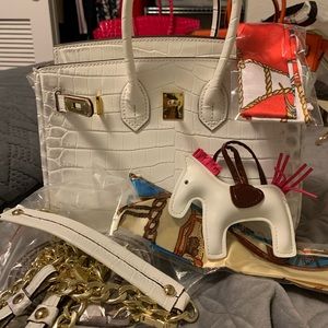Handbags . Use 1 time . Like new 99.99%
